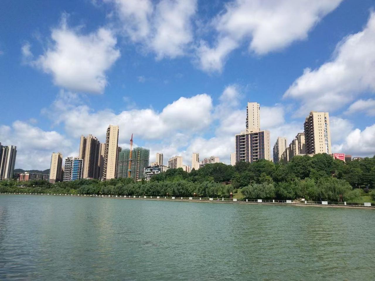 人老了最好的活法，是守着自己的家更自在[祈祷][大笑]我发现，身边不少