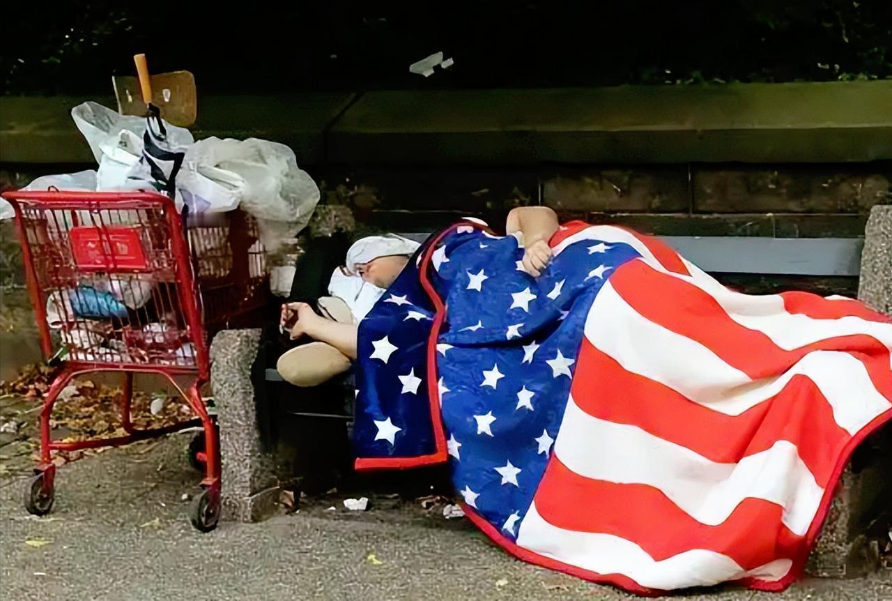 美国的“斩杀线”一词彻底火了，谁碰谁倒霉，谁敢想20年前在美国电视上活泼可爱的童