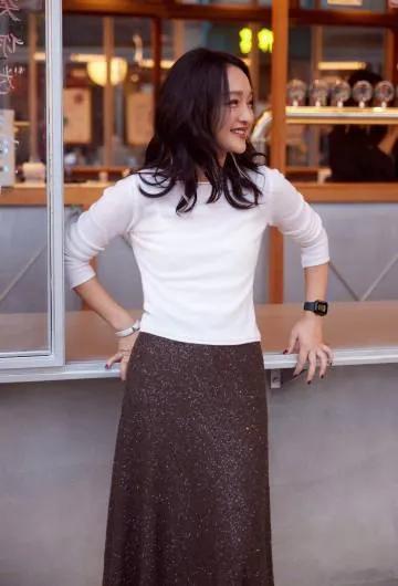 周迅新烫了微卷发大变！穿白色针织衫+亮片半裙，高级又洋气！！！！！！！