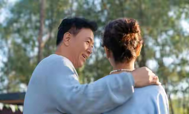 跟中年女人约会，搂搂抱抱已经过时了，现在流行这三个动作曾几何时，情...