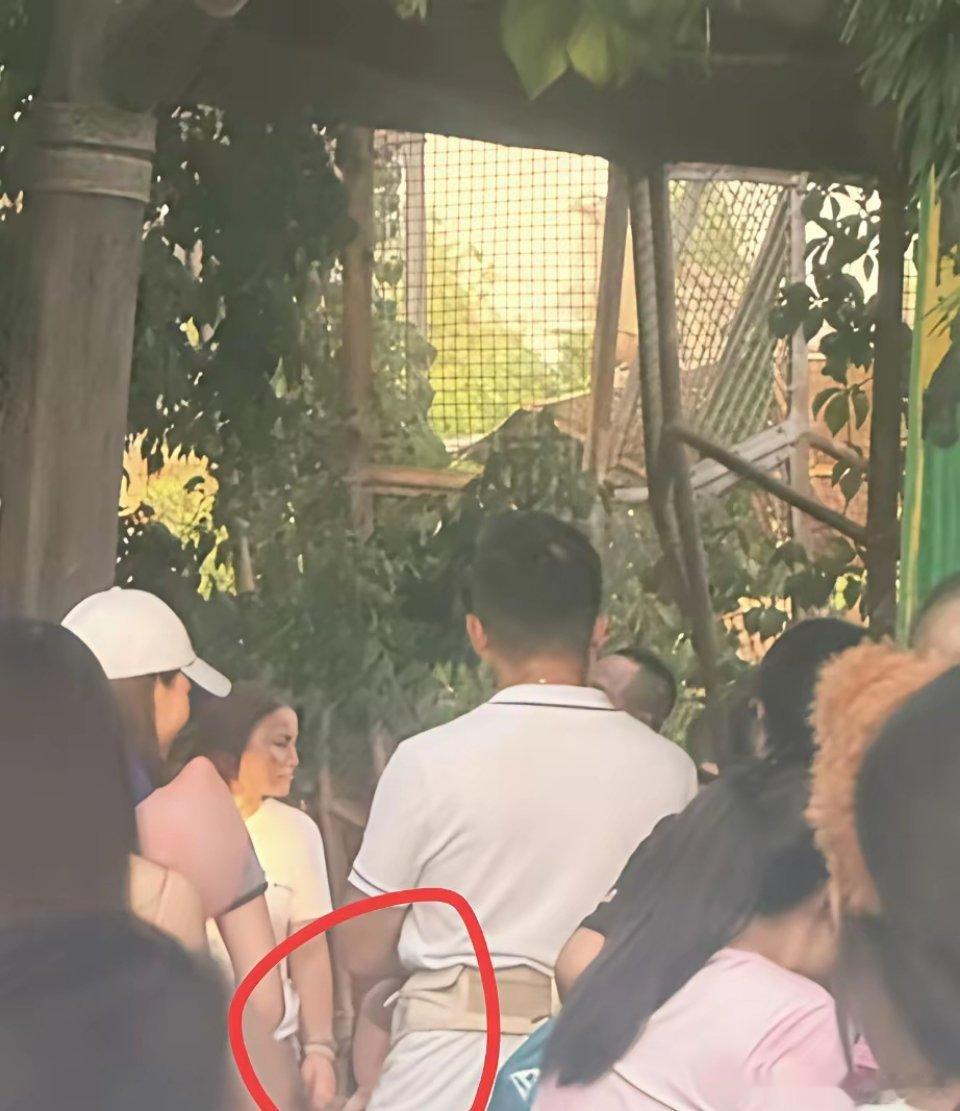 汪小菲和马筱梅带着玥儿去北京环球影城玩去了，小汪宝也在！筱梅和小菲负责照看汪宝儿