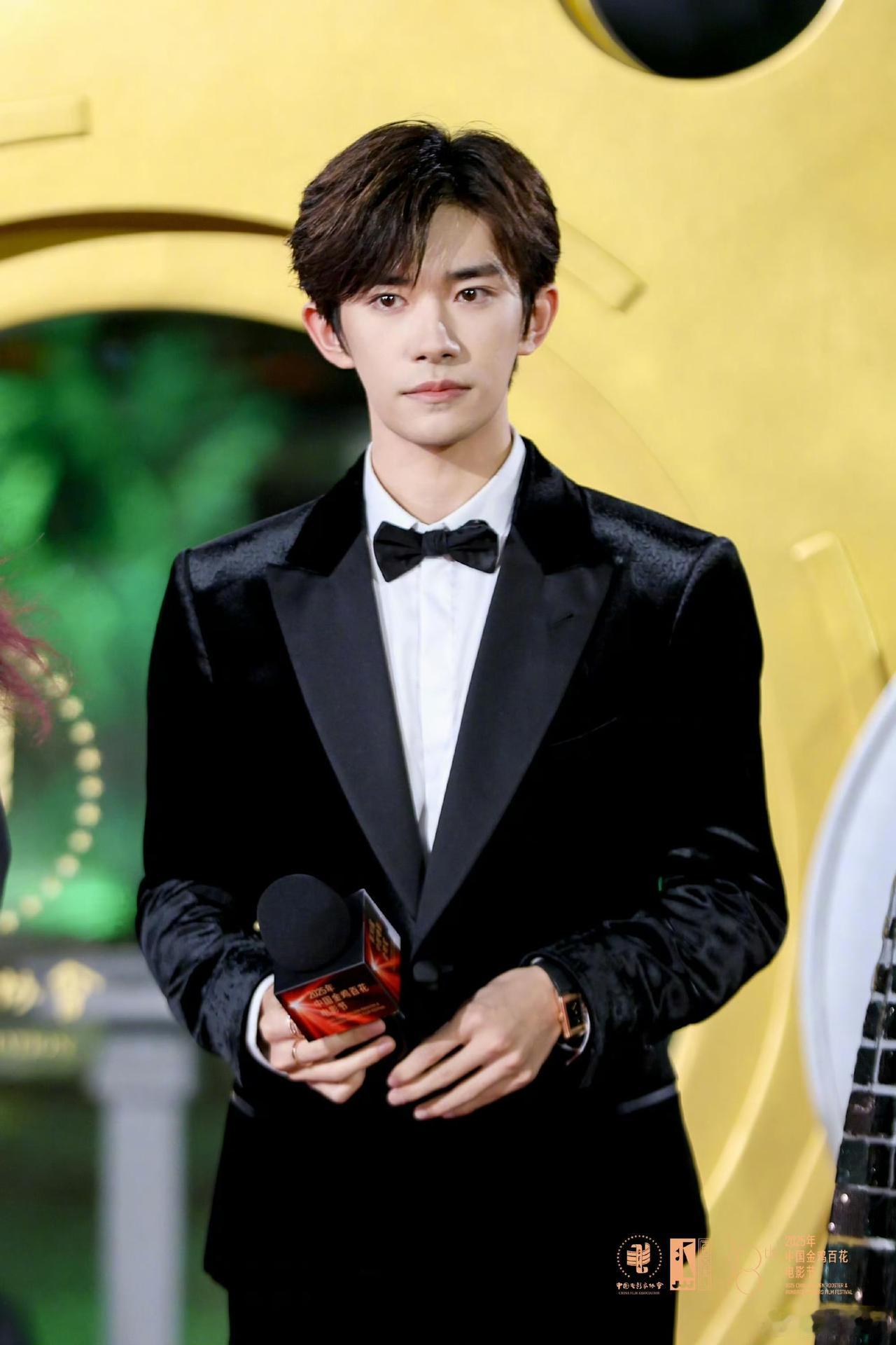 易烊千玺获得金鸡奖最佳男演员，最慌的不是不是跟他一起提名但未获奖的演员，而应