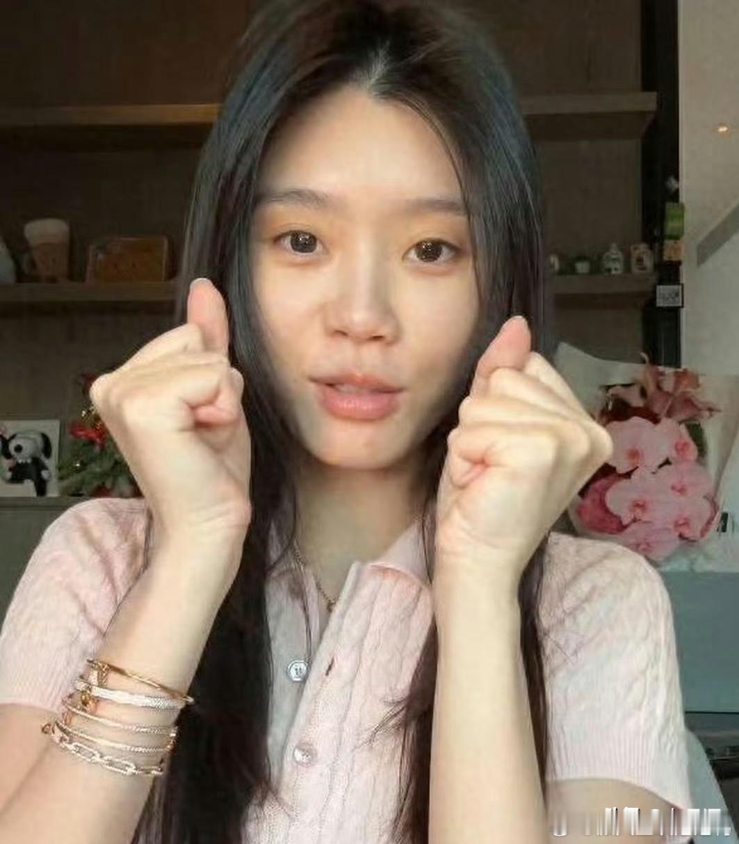 奚梦瑶素颜出镜，我只想说，一只手居然能戴上5条钻石手链，真的太抢眼了。