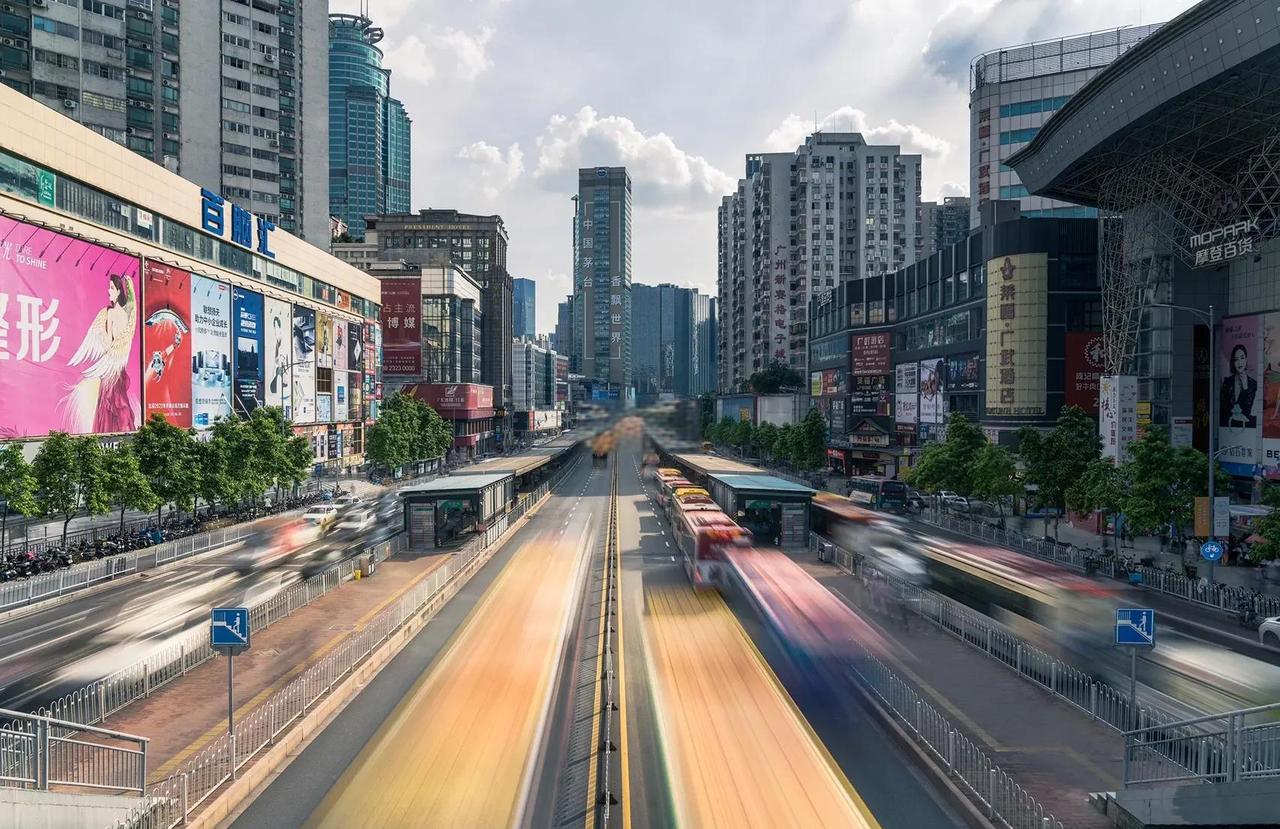 在地铁飞速发展的广州，BRT客流持续下滑，不仅占道，还爆堵？说到