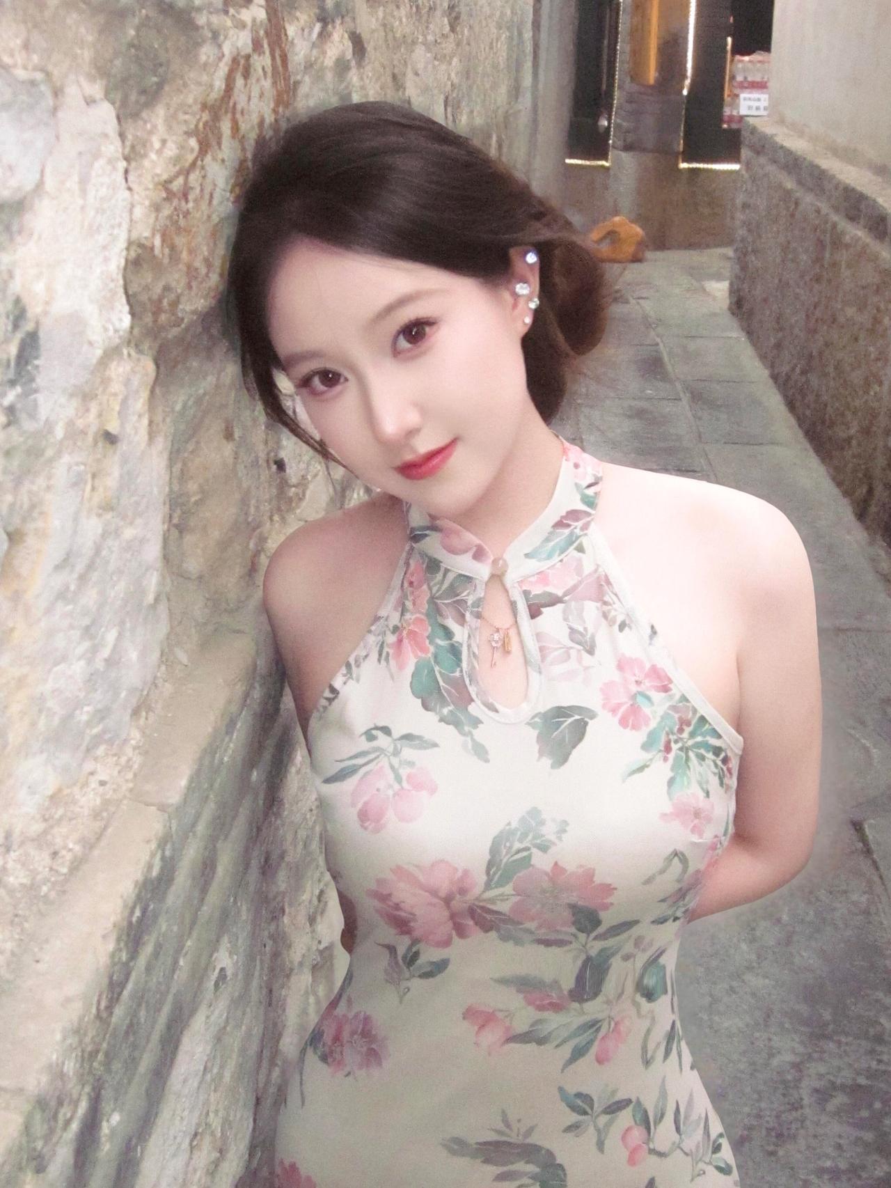 《古巷牡丹姿》原创诗词原创看图片配诗泉漾金亭柳曳丝，旗袍裁得牡丹姿。古巷