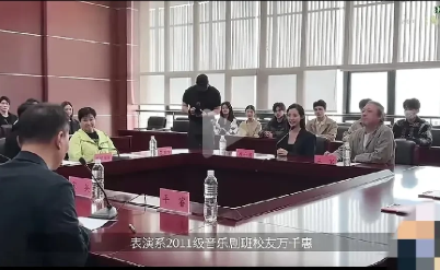 大家都被万千惠给带偏了；表面上说她自己爱三宝老师；实际上跟了三宝就算阶层