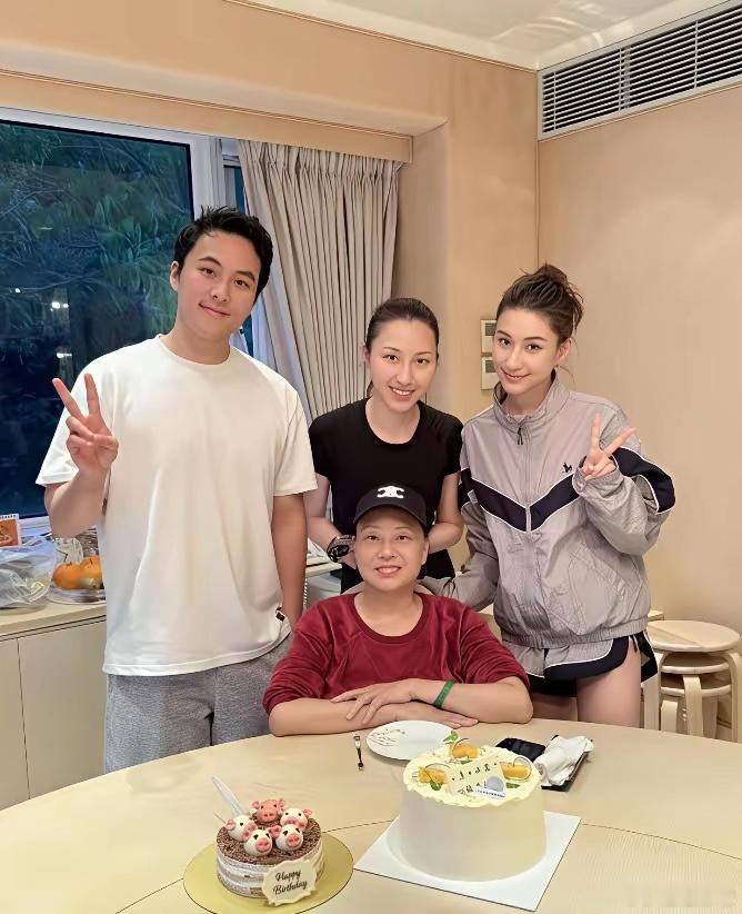 何超莲34岁生日全家福曝光！老公零点甜蜜庆祝，丸子头配短裤嫩回24岁！​​​