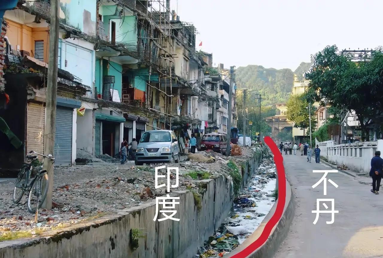 是国界线更是文明的分界线这是网友在不丹和印度交界的不丹彭措林拍摄的。不丹比印