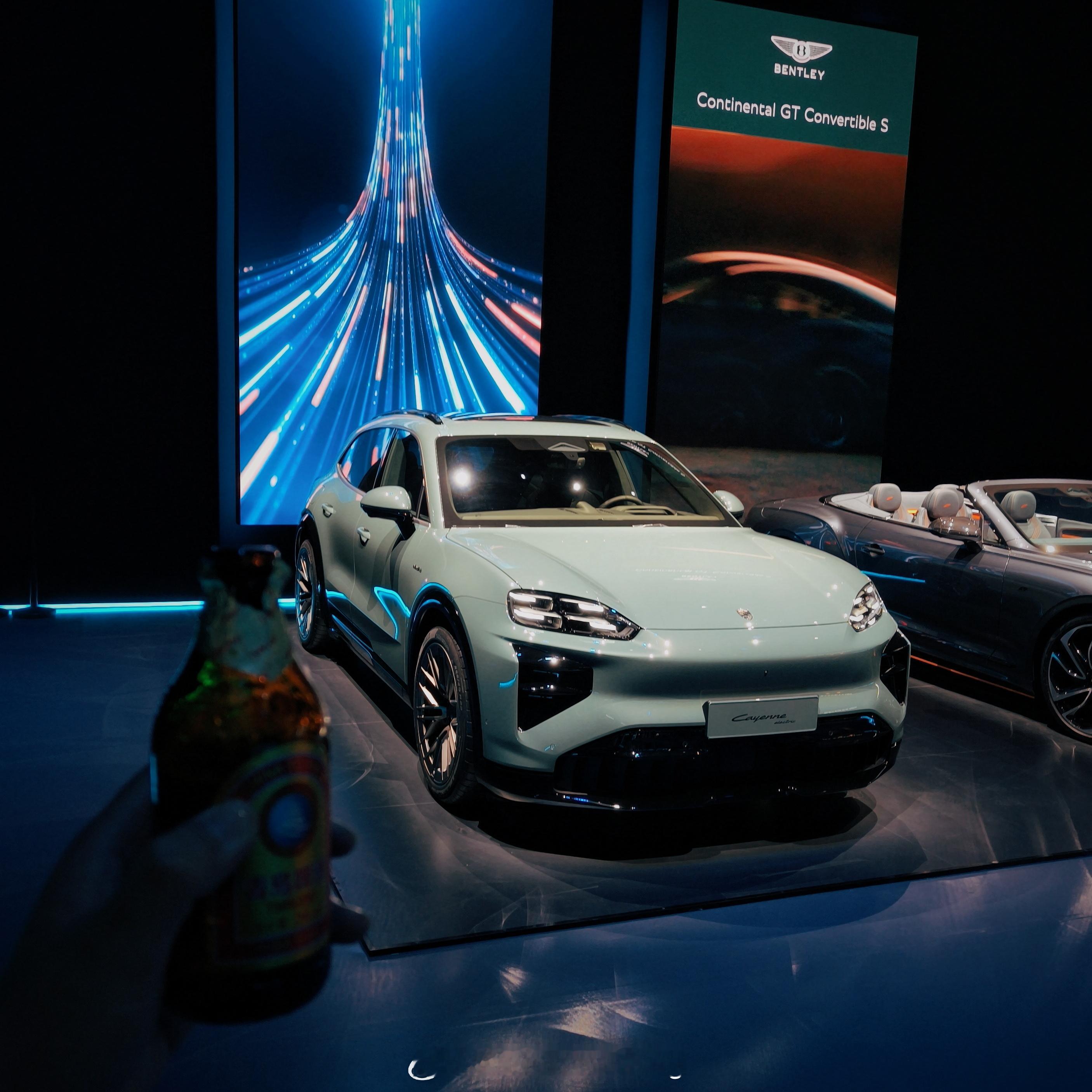 电动卡宴的设计虽然没有那种跨时代的颠覆性，但我这种守旧的人蛮喜欢。很多细节上还是