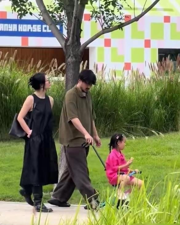 牵着闺女在街头晃荡的王传君，脚踩趿拉板配条肥大短裤，那满脸胡茬看着真像刚从山里放出来的。身边的齐溪衣