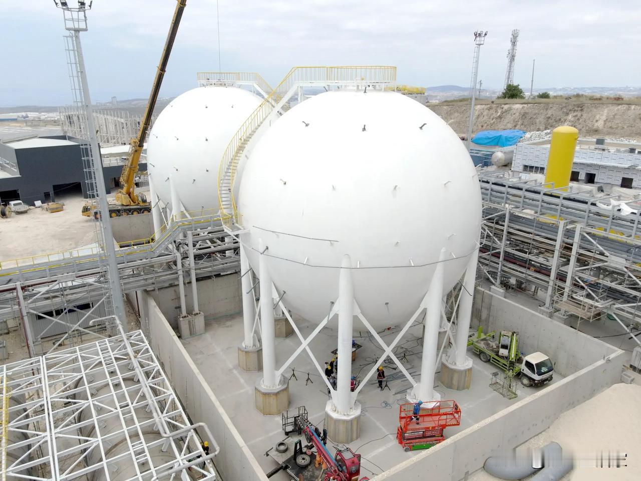 40公斤压力的蒸汽球罐爆炸，看起来蘑菇云都出来了，好像很厉害，实际它的破坏力虽不