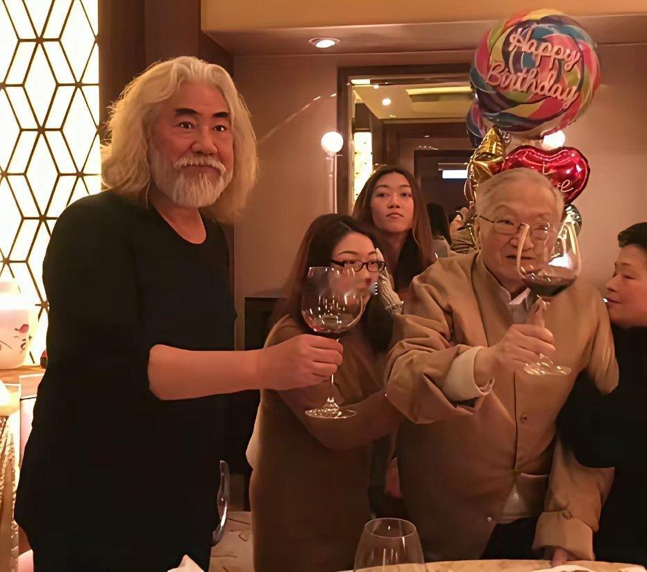 2016年，金庸92岁大寿时张纪中带着厚礼前来祝寿席间与金庸豪饮，临走时又送了一