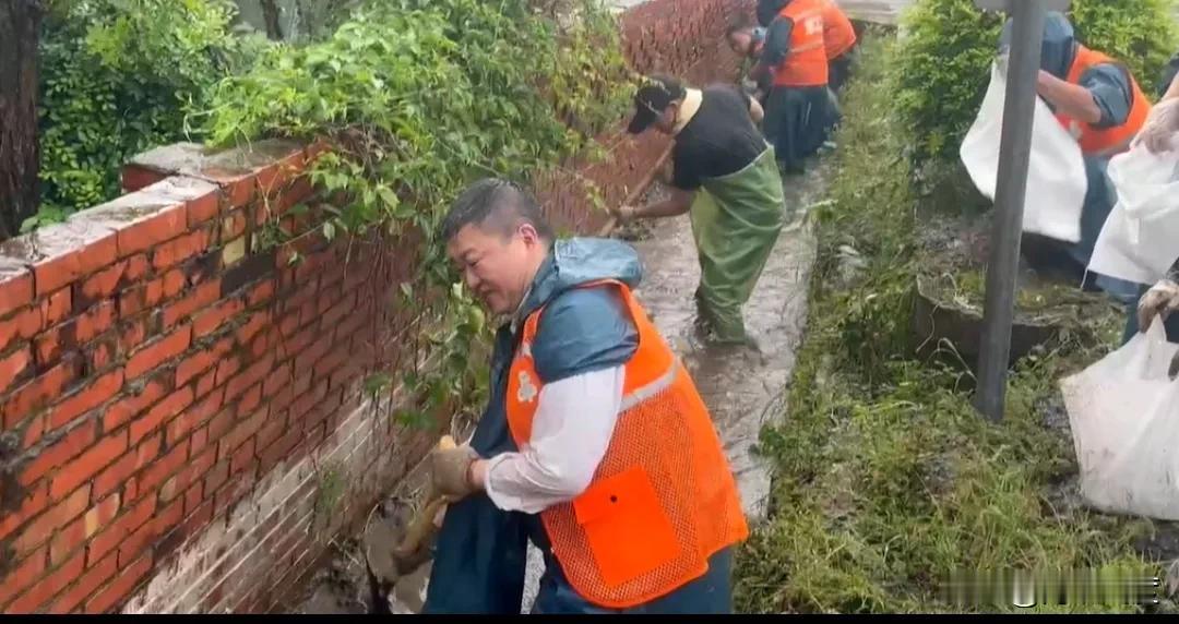 何博文挖呀挖，网友提醒别把墙挖到了！民进党为了突显他们救灾的形象，挽回丹娜丝台风