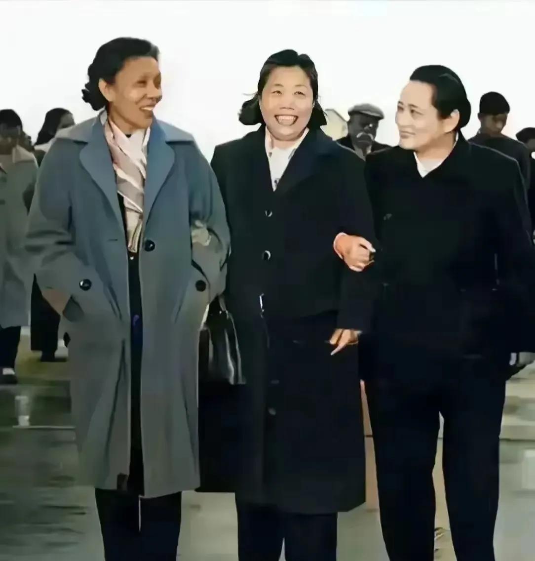 大会结束后，邓颖超等人的合影，都是了不起的进步女性！这张照片拍摄1960年，全