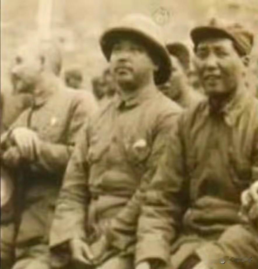 史上排得上号的可笑乌龙，这两张照片应该可以算一个。抗战时期，日军情报机关对我方
