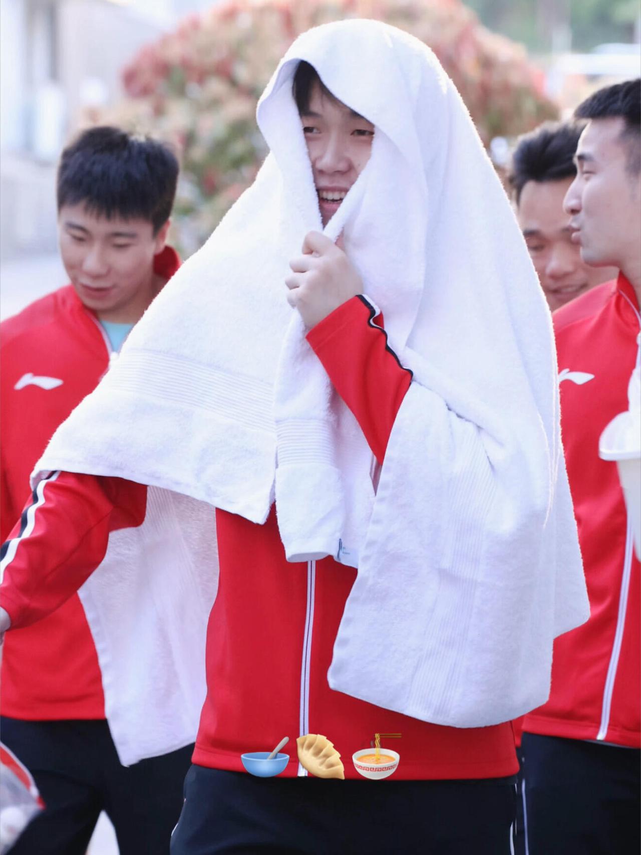 这是伦敦，梦回多哈的感觉，这一块布头哥确实也是豪气，头哥会保护自己的，怕着凉！