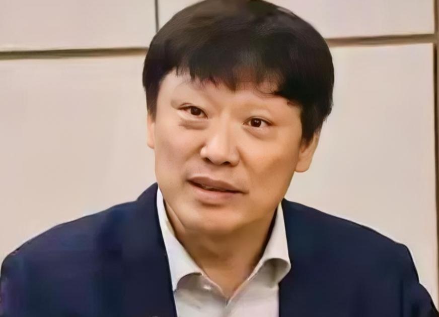 8月11日晚上，胡锡进在网上发了一段话，看完我琢磨了半天，他传递出一层观点：中国