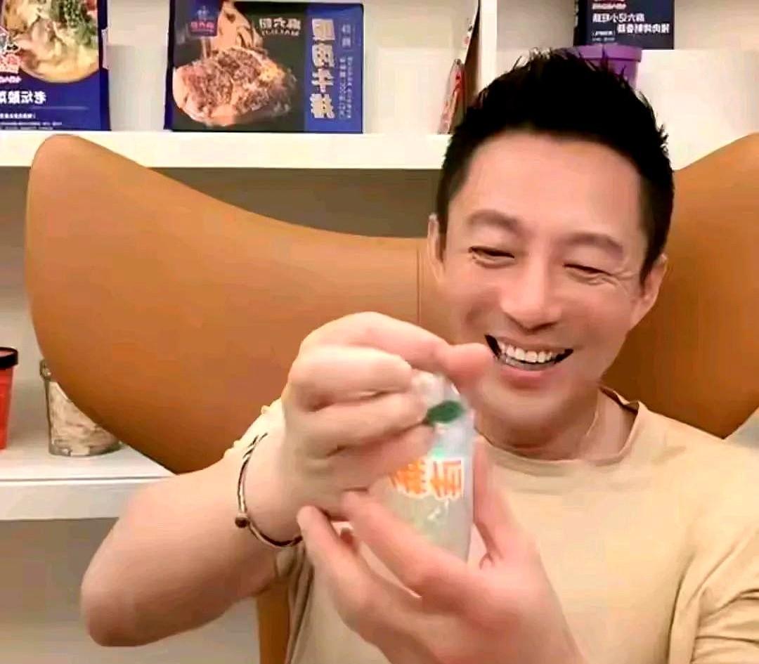 前脚还在上海和老婆十指紧扣，后脚就飞湾湾享受丈母娘的宠爱暴击！直播间刚开播10