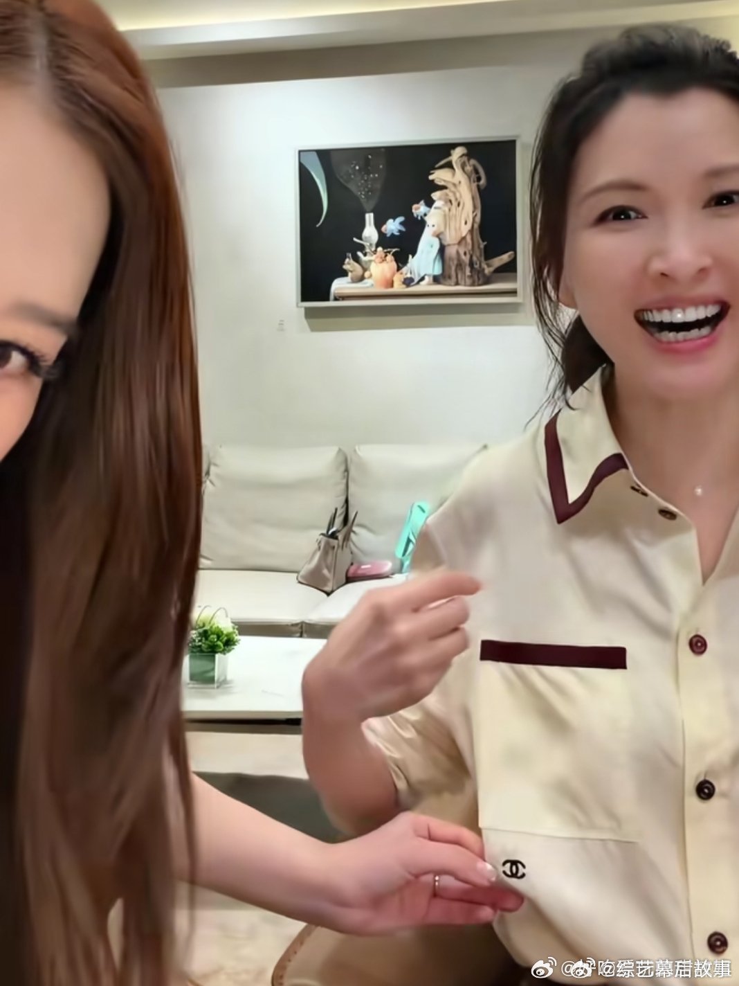 阚清子牌子货看到没当场直接把衣服扯开亮出内里的品牌标签给大家看哈哈哈