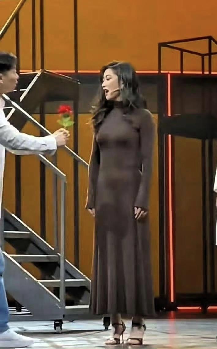 到底什么完美身材才能穿这种裙子，明星穿都暴露缺点[捂脸哭]