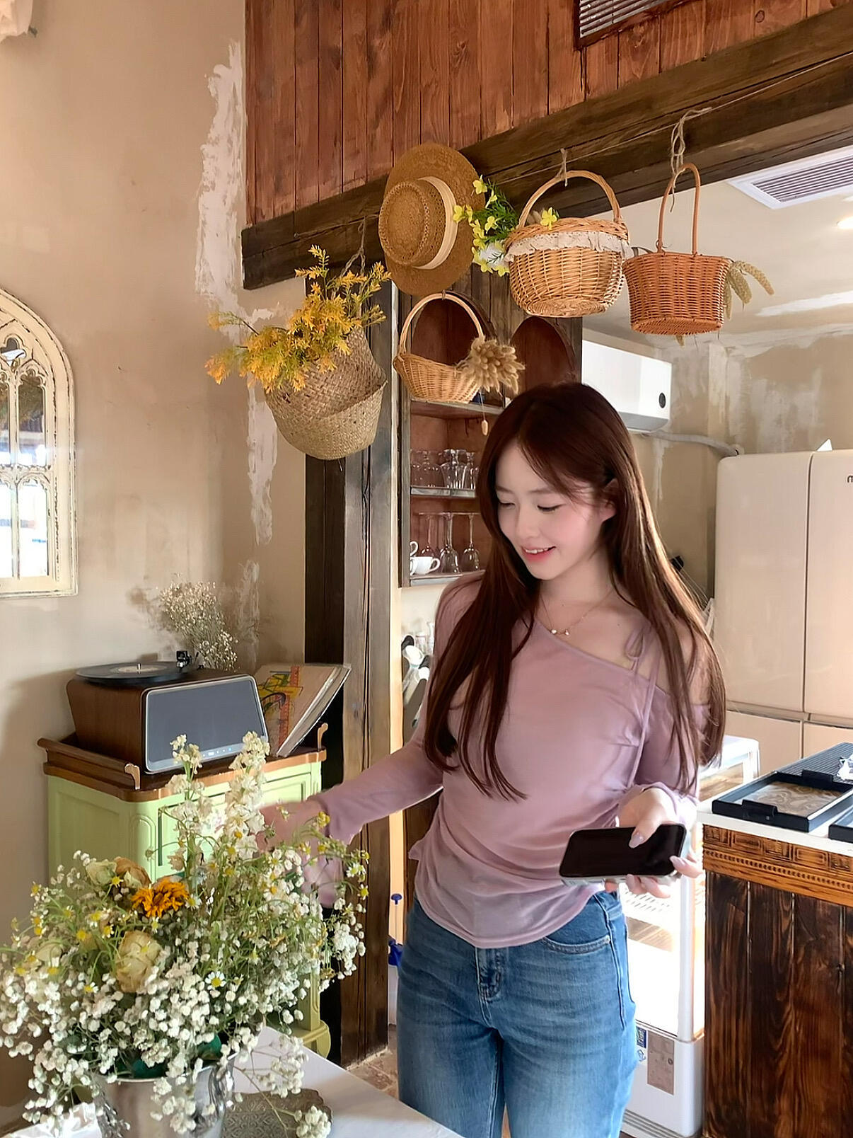 她的牙齿很整齐笑起来很可爱