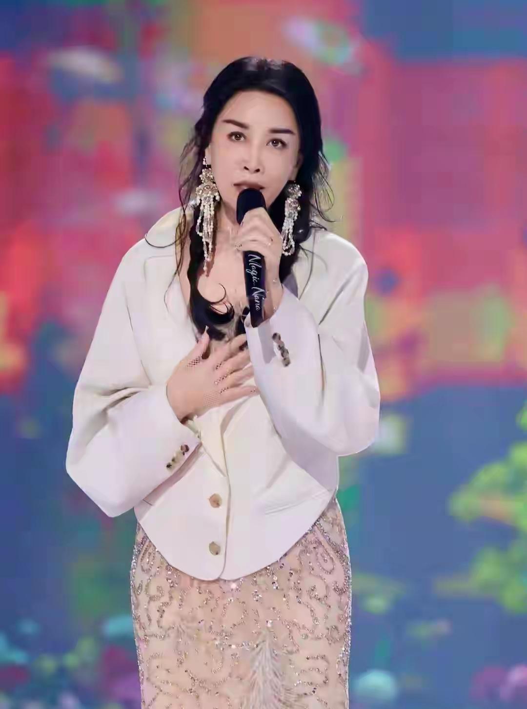 那英这造型炸屏了！那英这造型真是不敢认，少女风造型真是太减龄了，穿白色宽松上衣