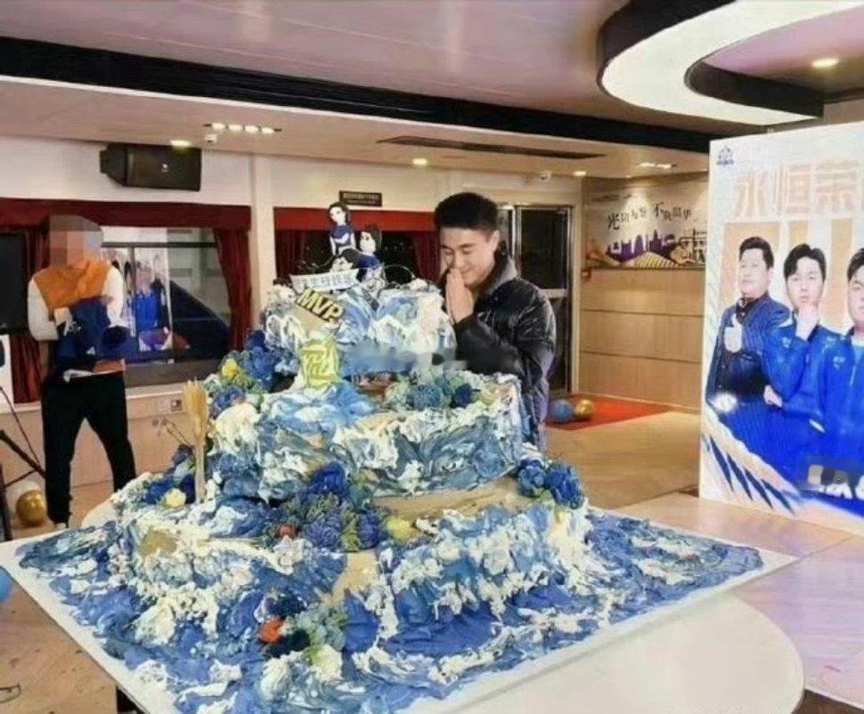 有钱人都是这样订蛋糕的吗？好奇最后蛋糕吃不吃，还是直接扔了？​​​