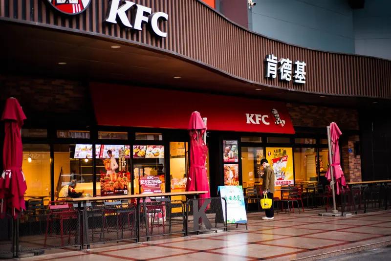 肯德基酱料收费这事最近闹得挺火，门店也给出了回应。有门店说酱料成本上涨，所以才收