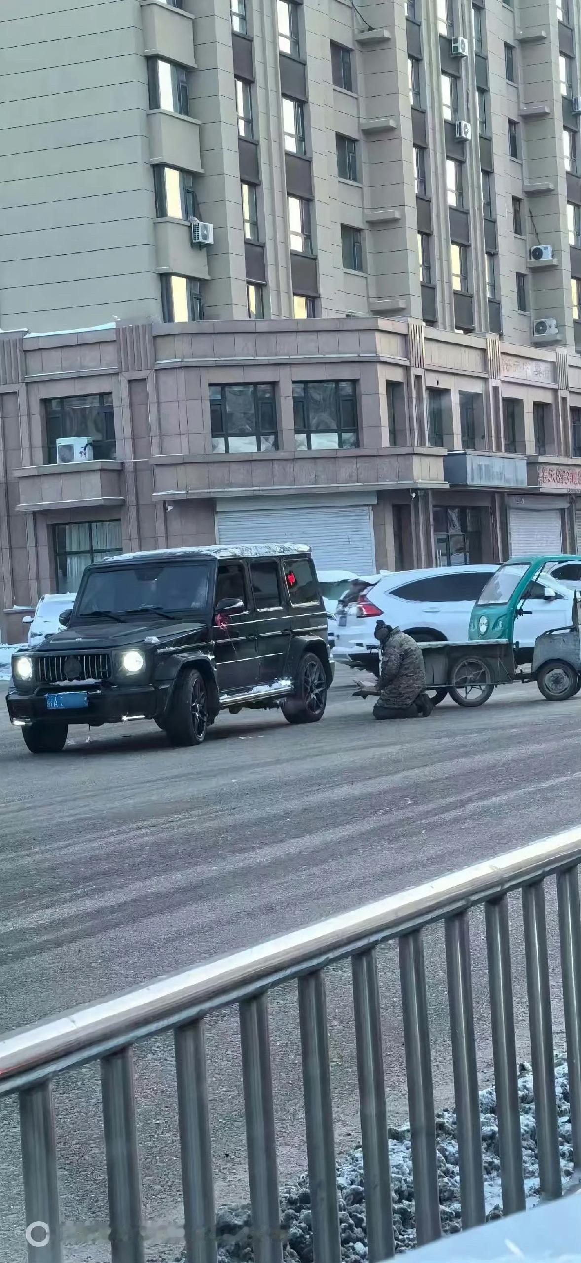 这一跪，都成弱势群体了