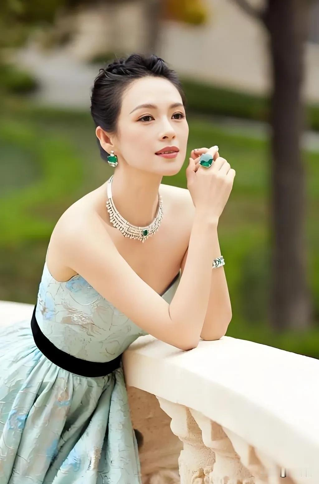 女强人章子怡离婚，未在两个孩子抚养权上过多纠缠。她洒脱地将女儿交由前夫抚养，而儿