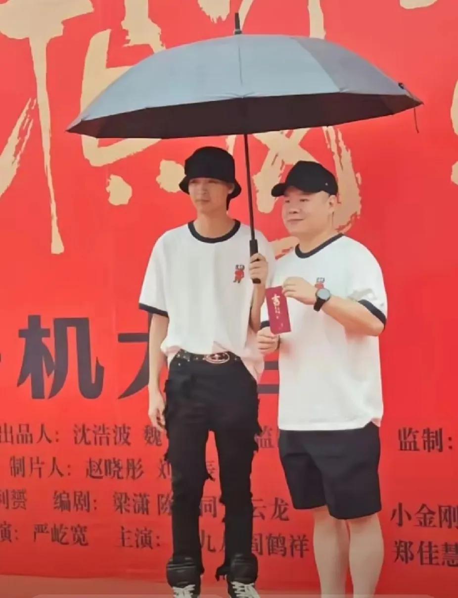 有郭德纲导演、岳云鹏主演，德云社一众知名小角参演的网剧《绝顶富贵》，刚举行开机仪