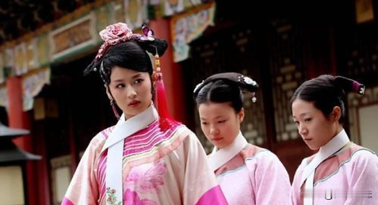 1703年，雍亲王正独自喝酒，身旁服侍的侍女，突然走上前低声地说：“王爷，奴婢陪