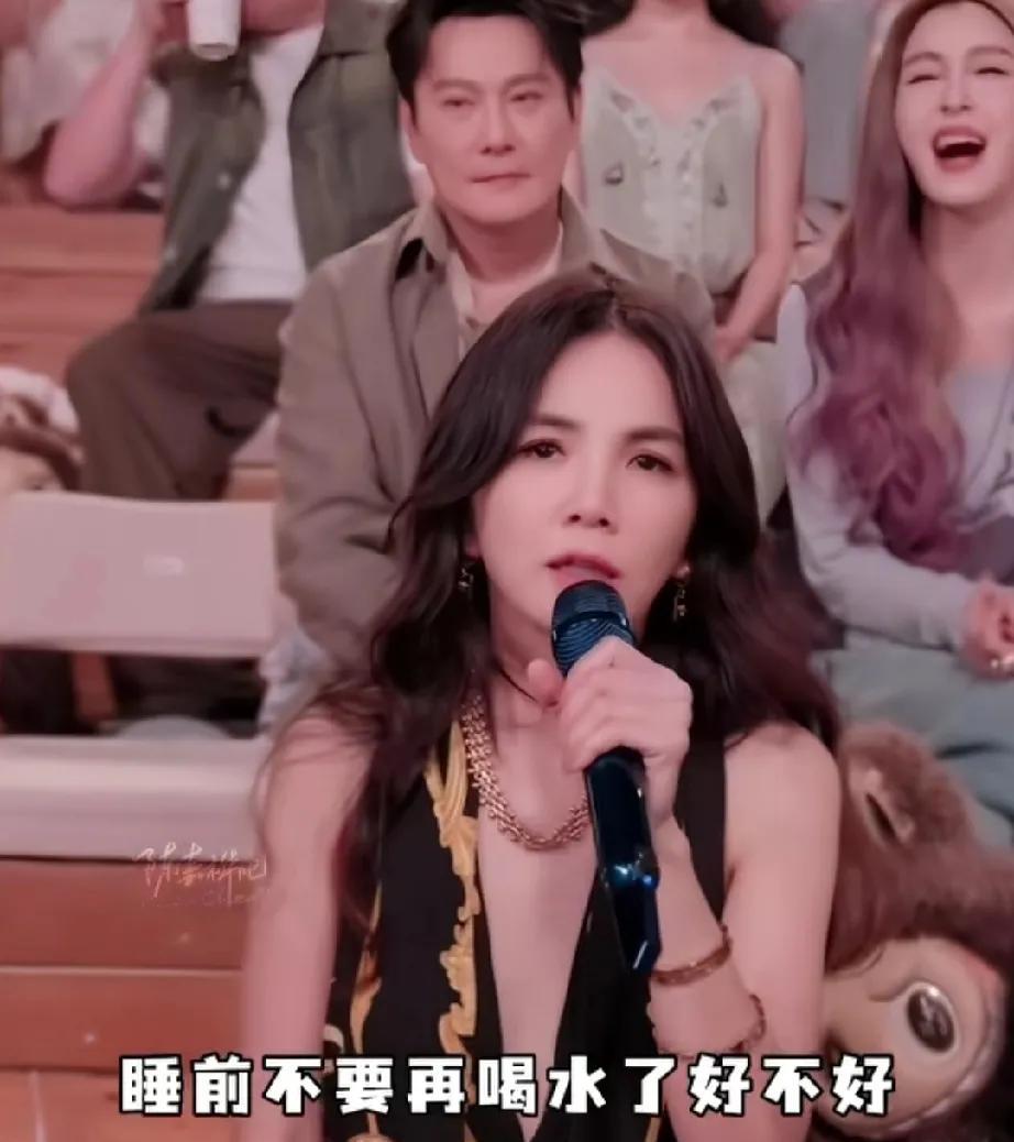 Ella呼吁睡前别喝水，说年纪大了夜里要起来好几回。不过起夜其实也不算啥大烦
