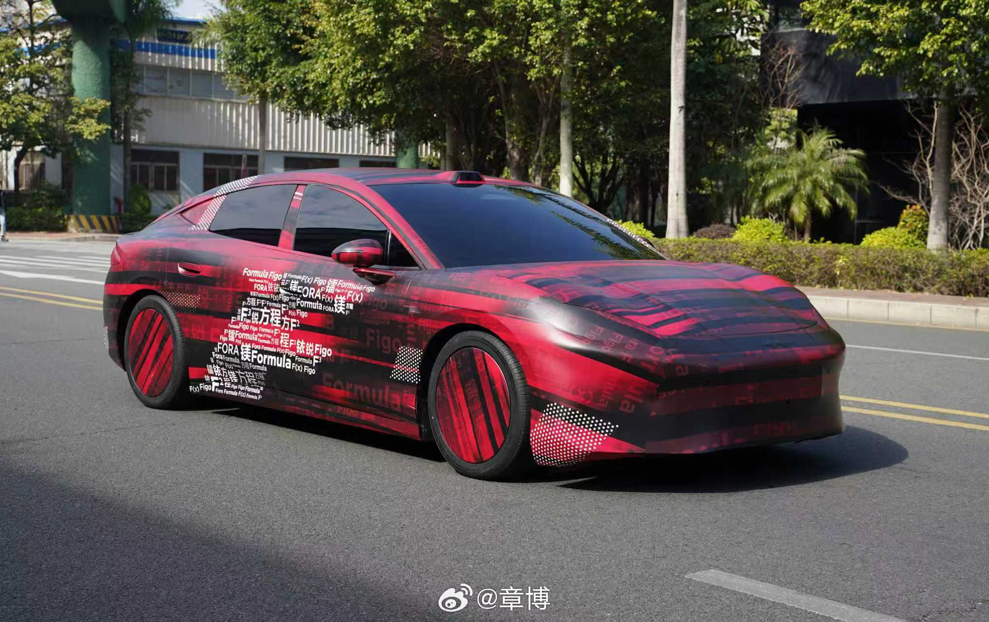 重磅路透！方程豹首款轿车测试车伪装车衣上，竟印满了疑似候选命名——方程、镁、Fo