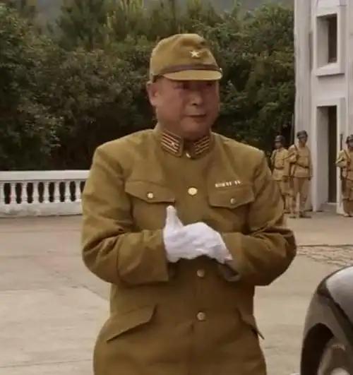 1941年，几个日本兵闯入一位中国老人家中，双目失明的老人用流利的日语厉声斥责。
