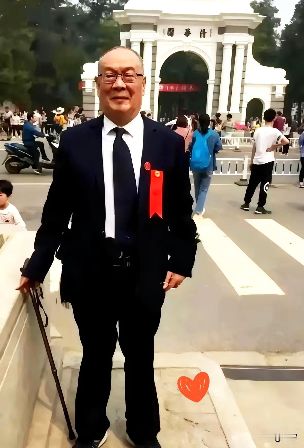 清华百年校庆，没请他。他自己来了。就站在校门口，大大方方地让你拍。那张照片