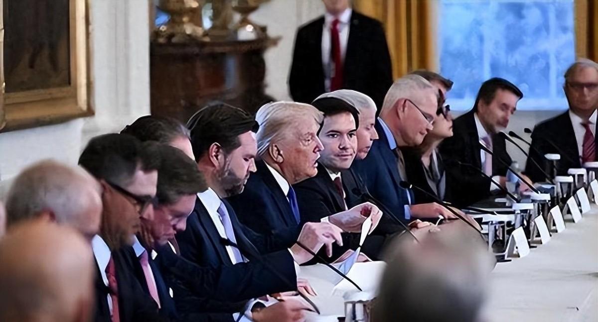 中国把拿破仑那句名言玩得太透了，西方的大佬们现在急得像热锅上的蚂蚁，坐立难安。