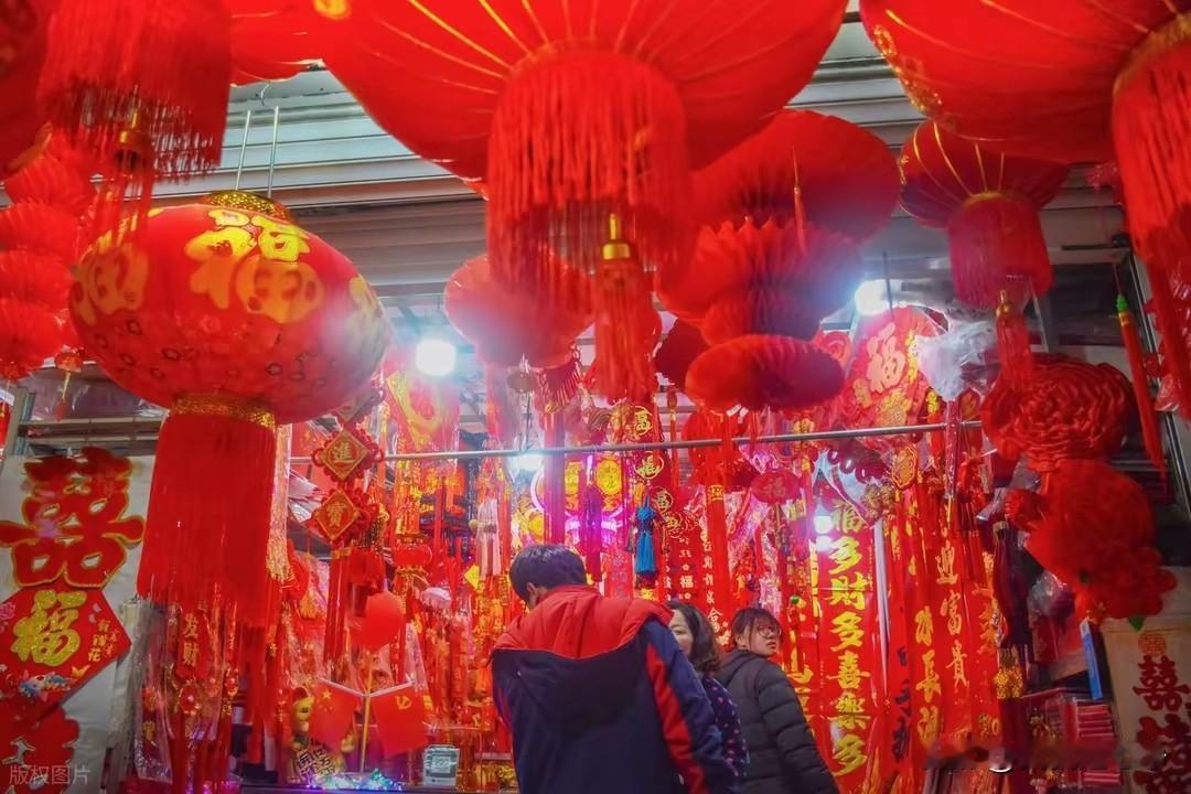 中国人要珍惜这最后一段时间的年味儿了！未来年味儿这个东西会消失的。过年本来就是