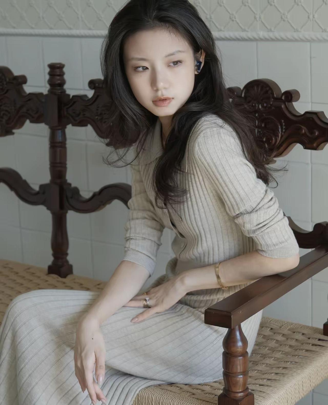 抛俗扰，断过往，半生疏离各安康。流年浅渡无牵系，淡对风霜自向阳。