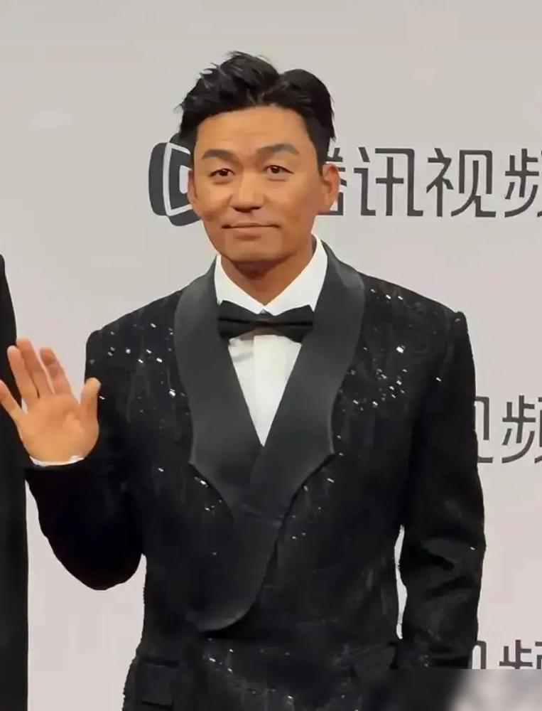 提词器，正在杀死中国演员。王宝强在电影节上，捧着奖杯只说了九个字：“好好拍，对得