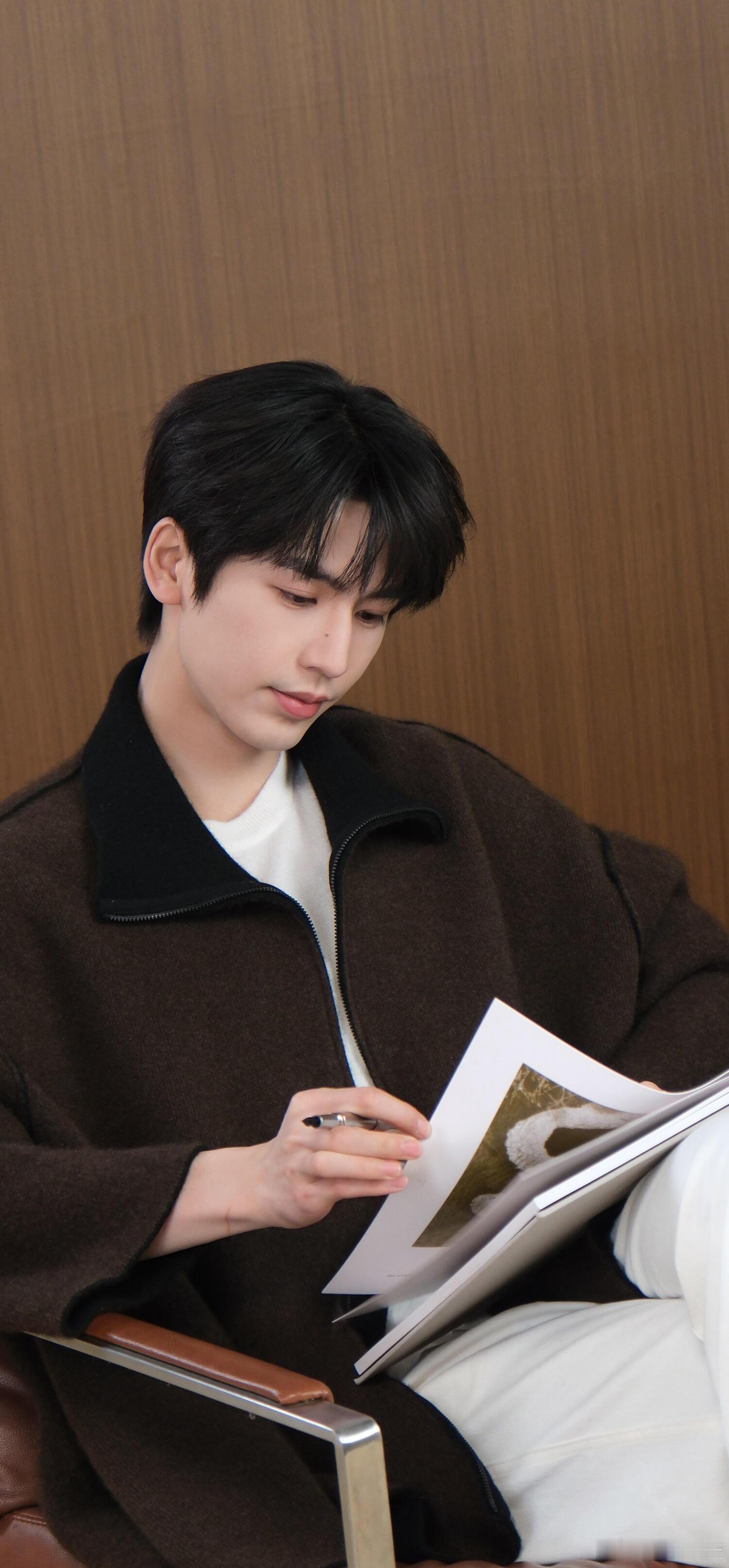 张凌赫张凌赫竖屏壁纸广告片修图No.54随意拿，纯手工p图精修调色张凌赫