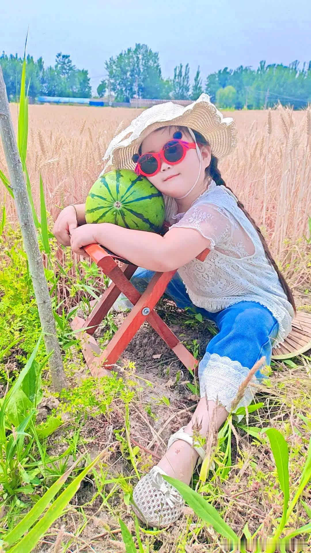 🍉治愈系麦田，也是回不去的小时候麦子熟了，带女儿来感受风吹麦浪的快乐金色麦田很