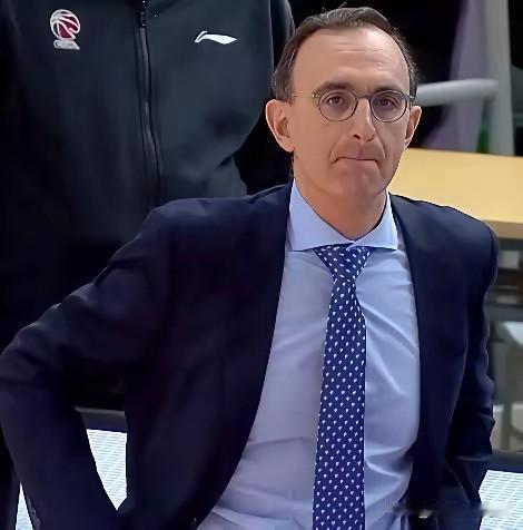 杨鸣递交辞呈。乌戈再次救火执教！乌戈再次出来救火，希望能帮助辽宁走出困境！杨