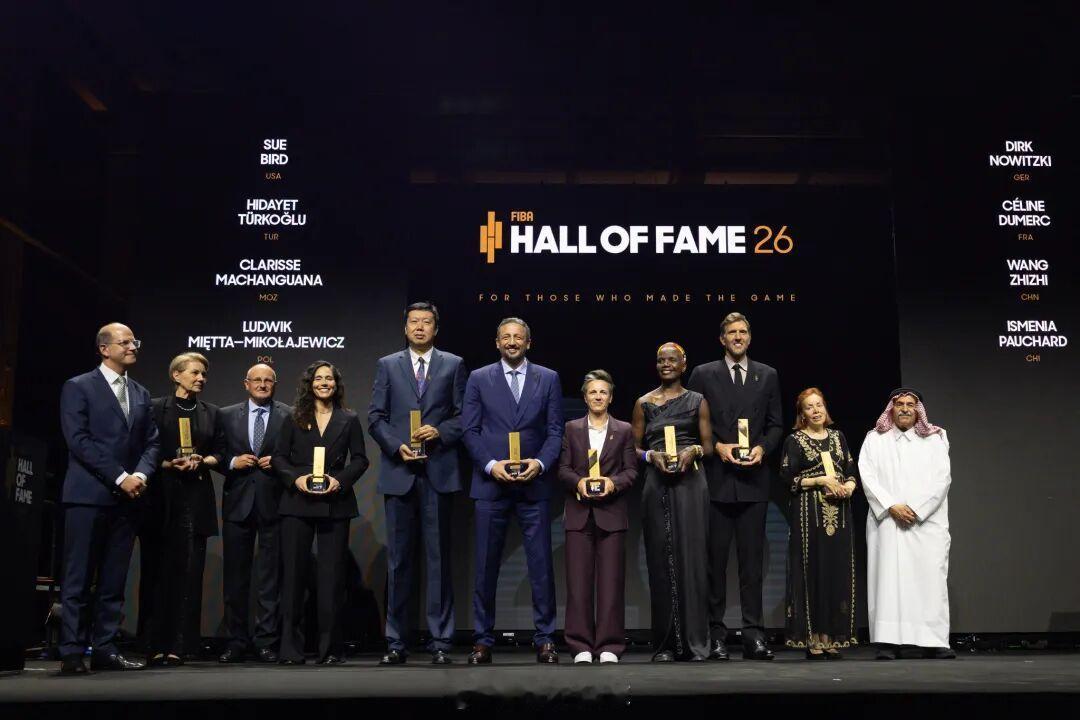 2026年国际篮联名人堂入堂仪式在德国柏林举行。中国篮球名宿王治郅出席仪式，正式