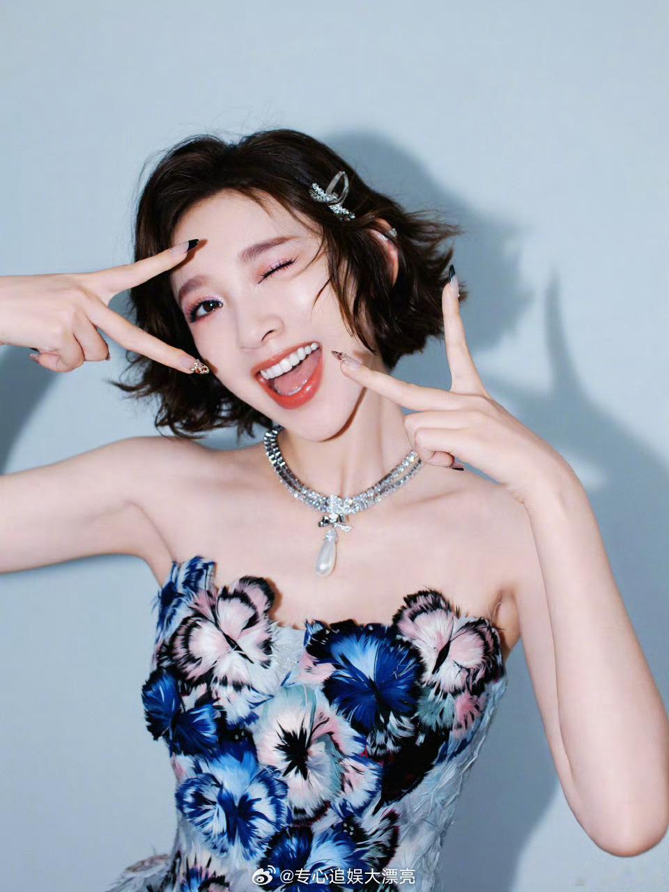 唐艺昕把蝴蝶穿在了身上唐艺昕的舞台礼服以蓝紫色为主色调，背部嵌入立体蝴蝶装饰，搭