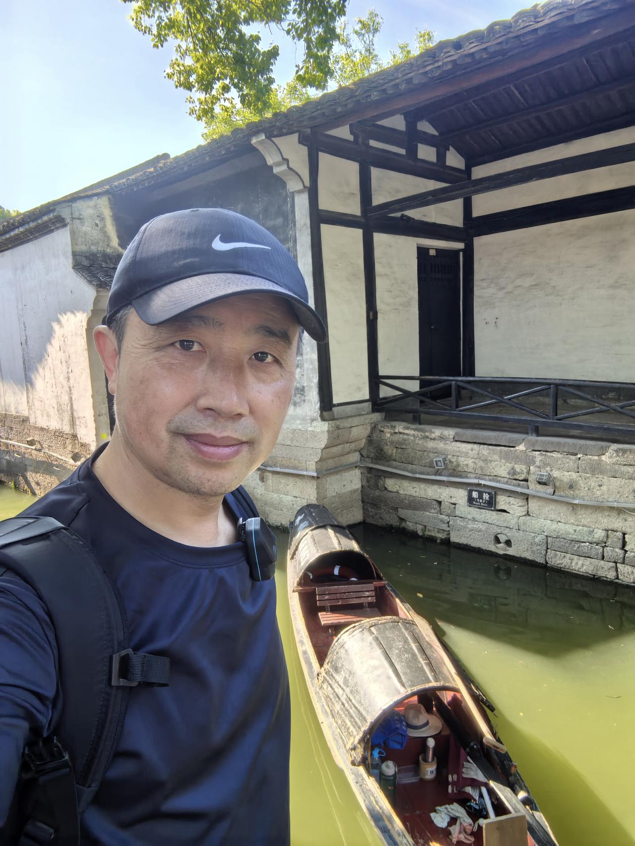 这几天在外头自驾，轻断食一直没断。自打戒了酒，晚上基本就不吃饭了，从昨天到今早空