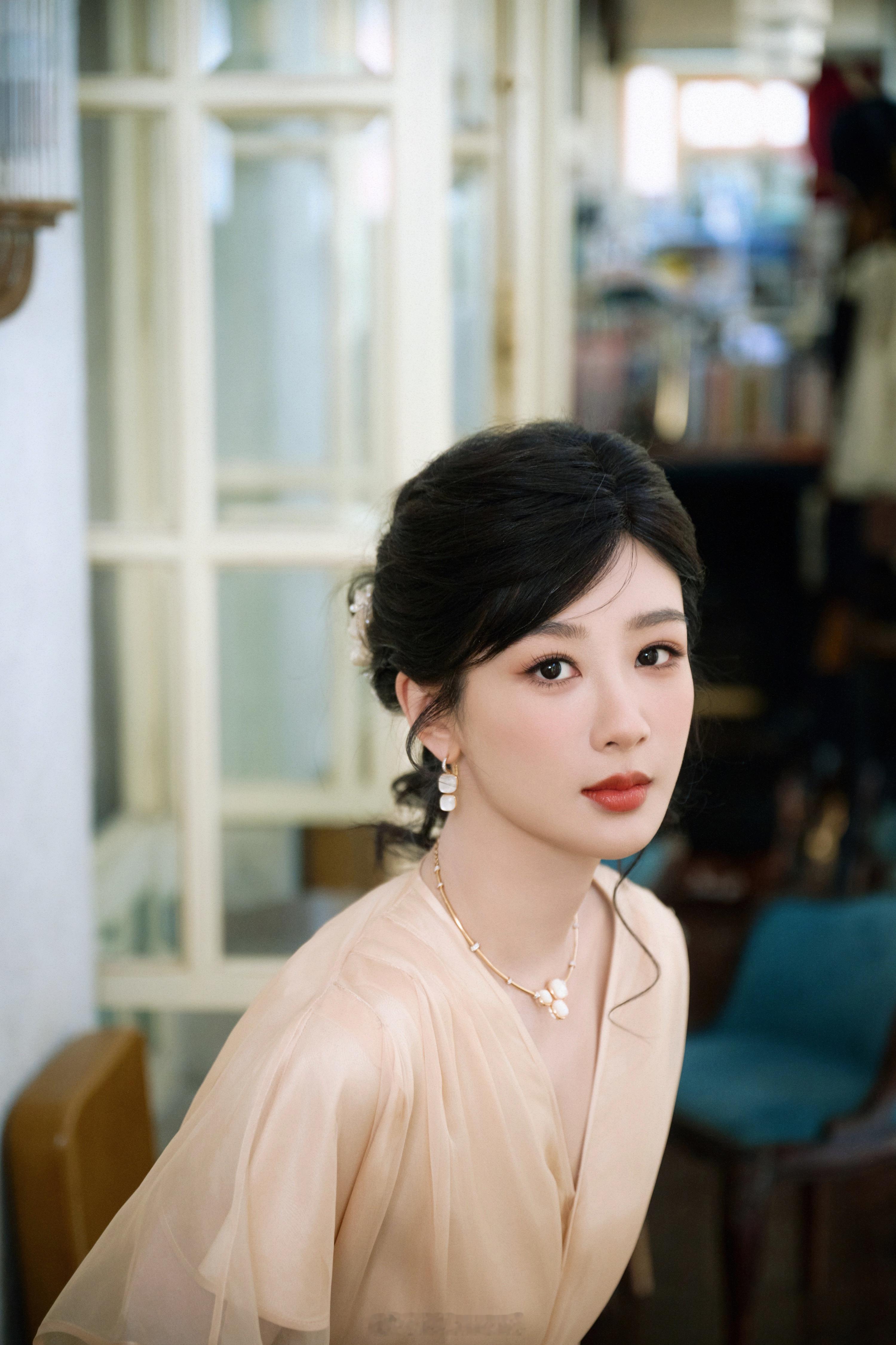 杨紫裸色高定纱裙造型出图了！美美的很安心！