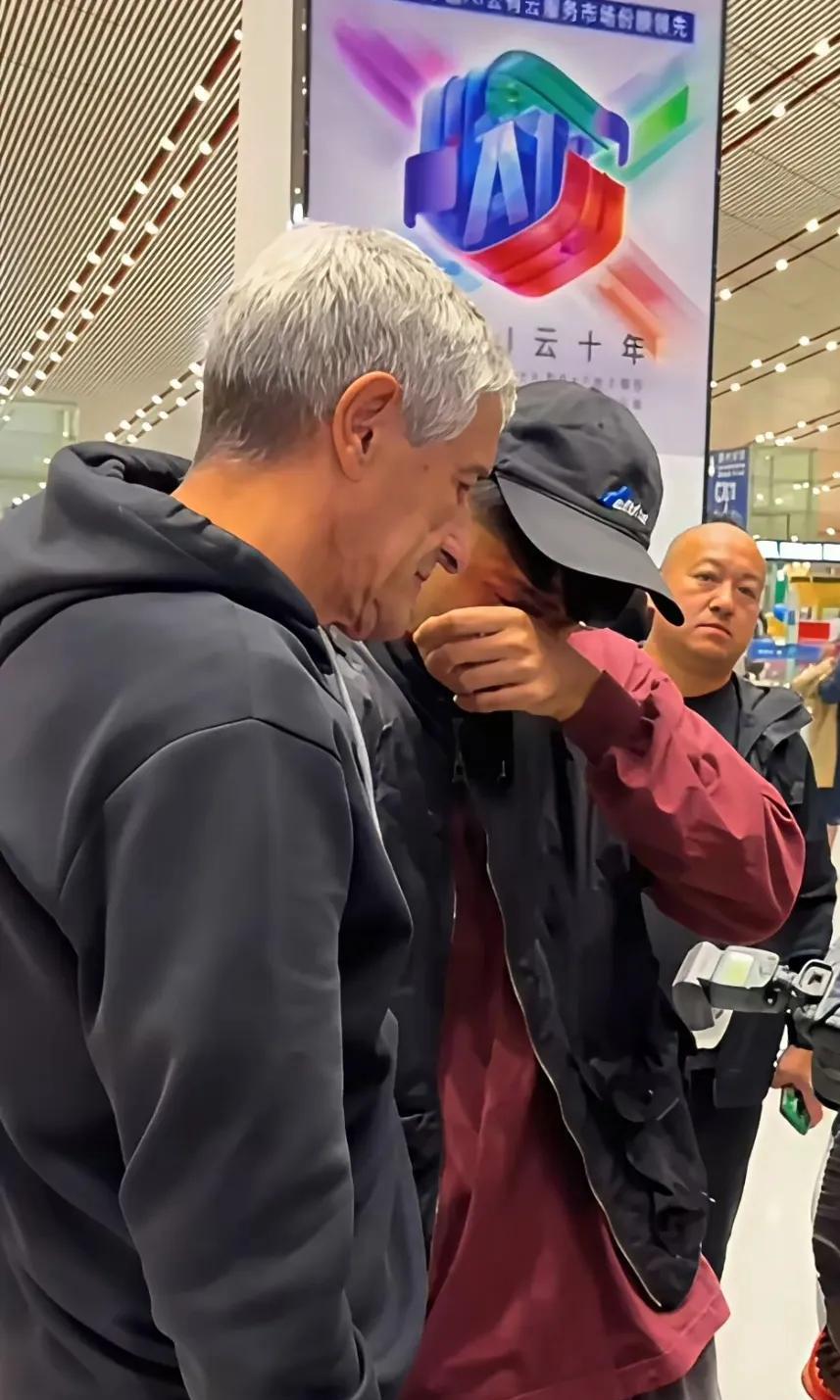 人走茶凉！人情冷暖，前巴萨名帅塞蒂恩来北京国安时千人隆重相迎，今晨走时国安球员仅