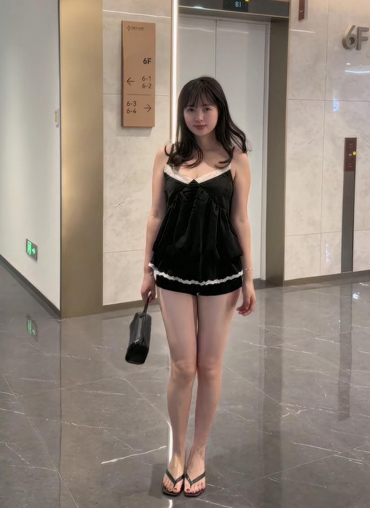 姐姐穿着性感短裙的在商场里走。