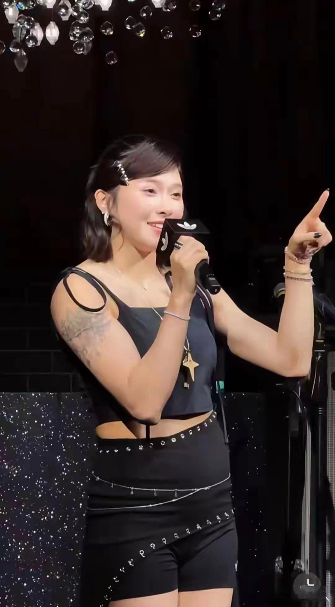 吴艳妮这长相和身材，在体育圈里算得上相当出挑。